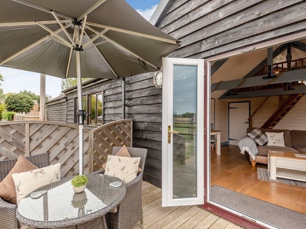 Outdoor dining - Charming The Nook Retreat in Louth (Louth)