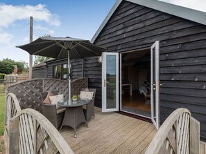 Outdoor dining - Charming The Nook Retreat in Louth (Louth)