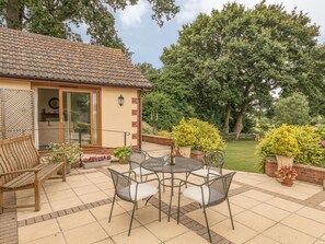 Outdoor dining - Pipistrelle Lodge, Plymtree (Cullompton)