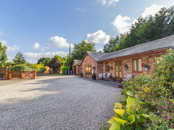 A brick building with a gravel driveway and a wooden gate. - Wild Duck Lodge, Mawdesley (Ormskirk)