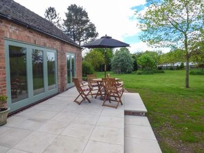 Outdoor dining - Berringtons Barn, Hinstock (Market Drayton)