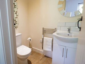 Shower - Berringtons Barn, Hinstock (Market Drayton)