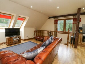 Living area - Glenmhor Apartment, Fort William (Fort William)