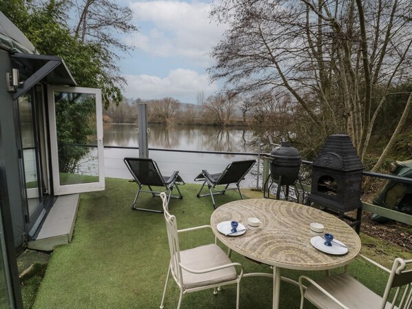 Outdoor dining - Lakeview Yurt, Beckford (Tewkesbury)