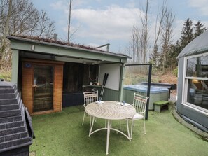 Outdoor dining - Lakeview Yurt, Beckford (Tewkesbury)
