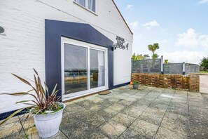 Terrace/patio - North West Sea View No. 3, Yarmouth (Norton)