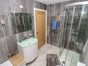 Shower - New Heights rests in Oxenhope. (Keighley)