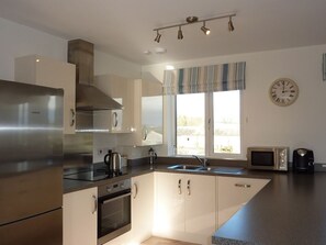 Private kitchen - 28 Clock Tower Court, Charlestown (St. Austell)