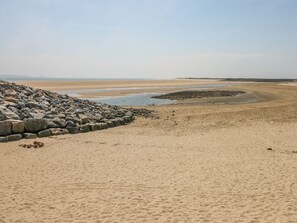 Beach - Broadford Farm Bungalow, Kidwelly (Kidwelly)