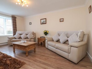 Living area - LA ROCHELLE, 3 bedrooms, family-friendly, Whitby (Whitby)