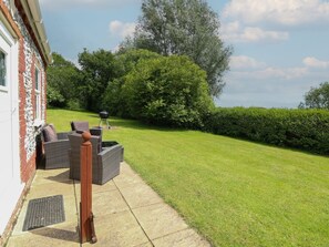 Terrace/patio - Flint Cottage in West Caister. (Great Yarmouth)