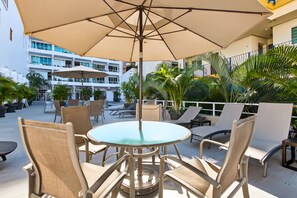 Outdoor dining - Stylish coastal condo with pool, private balcony & stunning ocean views (Puerto Vallarta)