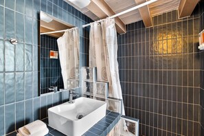 Shower, towels - Stylish coastal condo with pool, private balcony & stunning ocean views (Puerto Vallarta)