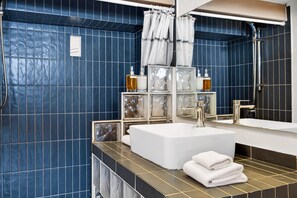 Shower, towels - Stylish coastal condo with pool, private balcony & stunning ocean views (Puerto Vallarta)