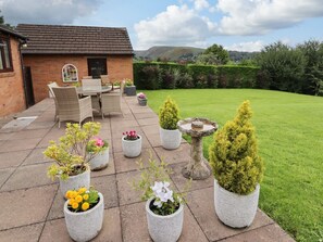 Outdoor dining - Tregarthens, Church Stretton (Church Stretton)