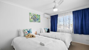 Room - Crabpot Manor, waterfront home with many extras (Maroochydore)