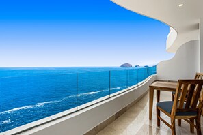 Outdoor dining - Luxury bayfront condo with amazing views, pool & spa (Puerto Vallarta)