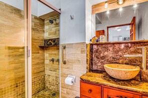 Een douche, handdoeken