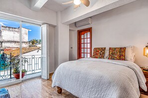 2 bedrooms, WiFi - Downtown Malecon beach front, AC, walk to restaurant/bars, rooftop 360 views (Puerto Vallarta)