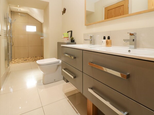 Shower - Cross Cottage, Brancepeth (Durham)