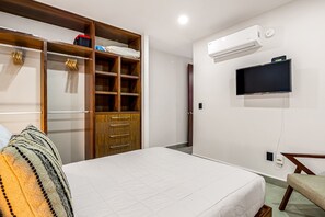 2 bedrooms, Internet, bed sheets - 2nd-floor condo with heated outdoor pool, grills, balcony, W/D, AC (Puerto Vallarta)