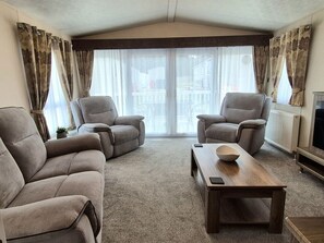 Living area - Fernwood Lodge, Belton, Norfolk (Great Yarmouth)