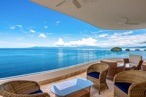 Terrace/patio - Impressive 8th-floor oceanfront condo with water views, hot tub & pool (Puerto Vallarta)