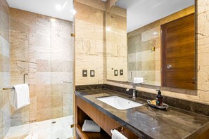 Dusche, Haartrockner, Handtücher