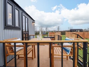 Outdoor dining - Shepherds Hut - Ash, Lincoln (Lincoln)