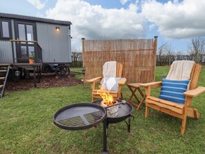 Terrace/patio - Shepherds Hut - Ash, Lincoln (Lincoln)
