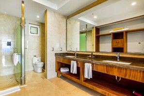 Shower, hair dryer, towels - Fantastic oceanfront apartment with balcony, pool & central AC (Puerto Vallarta)
