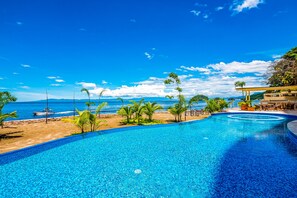 Pool - Fantastic oceanfront apartment with balcony, pool & central AC (Puerto Vallarta)