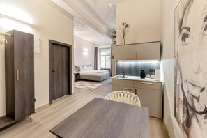 Deluxe Suite, City View | Interior - Aparthotel Lavilo City Center (Graz)
