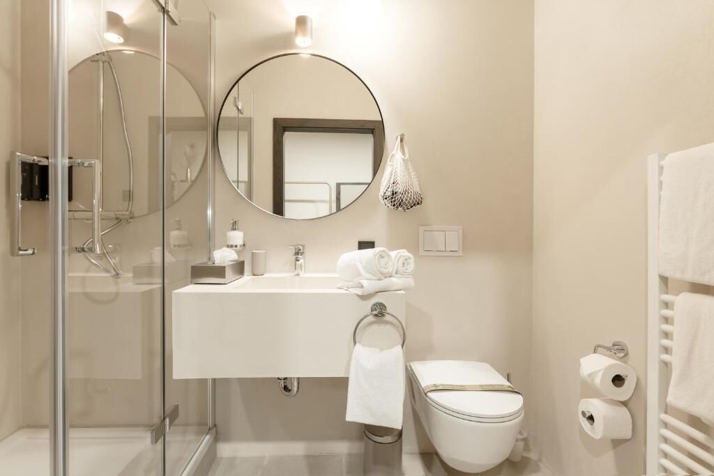 Chambre Double, vue cour intérieure | Salle de bain