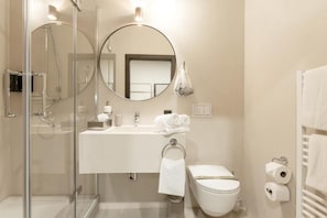 Habitación doble, vista al patio | Baño