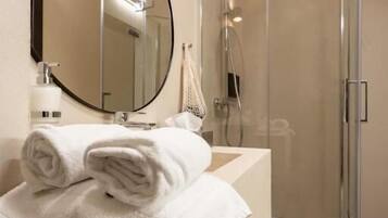 Zimmer, Stadtblick | Badezimmer