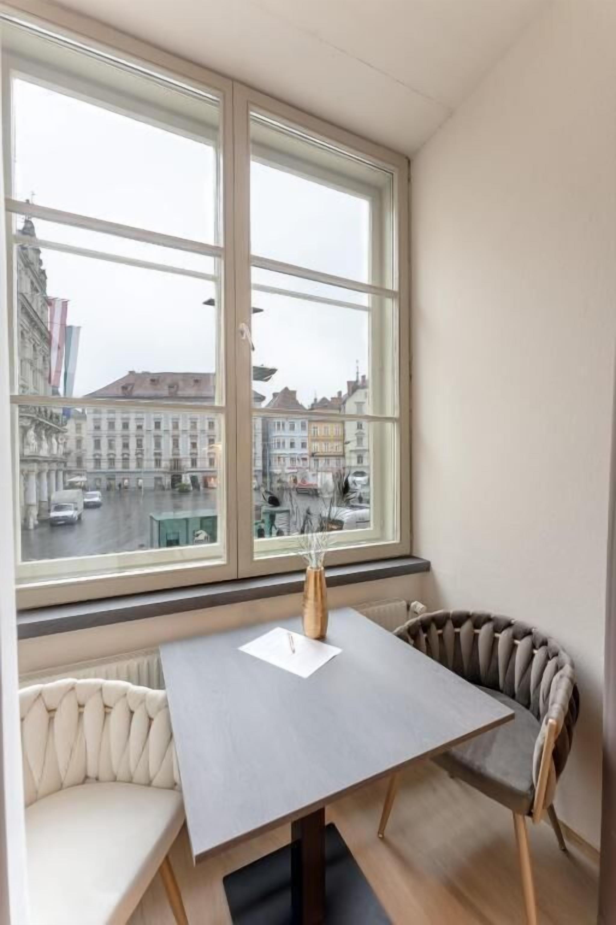 Room, City View | Dining