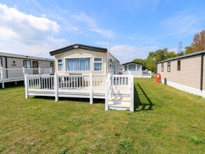 Terrace/patio - Oakley Retreat, Belton, Norfolk (Great Yarmouth)