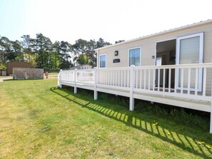 Terrace/patio - Oakley Retreat, Belton, Norfolk (Great Yarmouth)