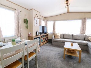 Living area - Oakley Retreat, Belton, Norfolk (Great Yarmouth)