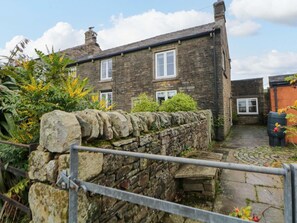 Property grounds - The Farmhouse, New Mills (High Peak)