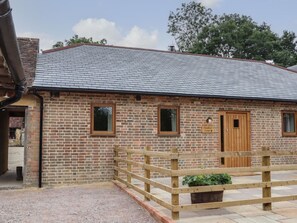 Exterior - Swallows Lodge, in Dormansland (Edenbridge)