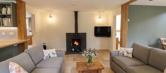 Swallows Lodge, in Dormansland