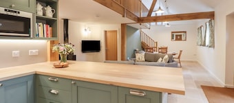 Swallows Lodge, in Dormansland