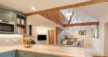 Swallows Lodge, in Dormansland