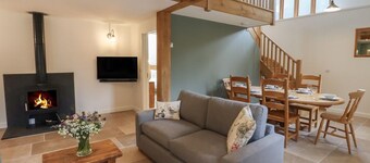 Swallows Lodge, in Dormansland