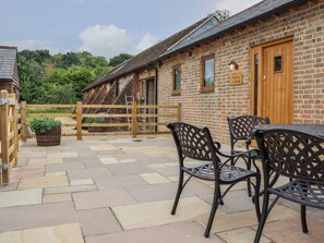 Outdoor dining - Swallows Lodge, in Dormansland (Edenbridge)