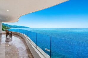 Terrace/patio - Luxurious 6th-floor condo with pool, oceanfront balcony & water view (Puerto Vallarta)