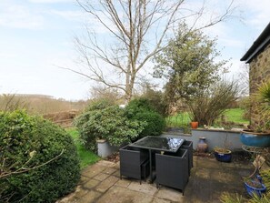 Outdoor dining - Lazy Hare at Jen's Orchard, St Giles On The Heath (Launceston)