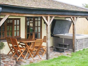 Outdoor dining - Brambles Cottage, Malvern (Malvern)